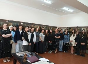 От древних фолиантов до цифровых архивов: студенты-гуманитарии КБГУ погрузились в мир книжных сокровищ университетской библиотеки