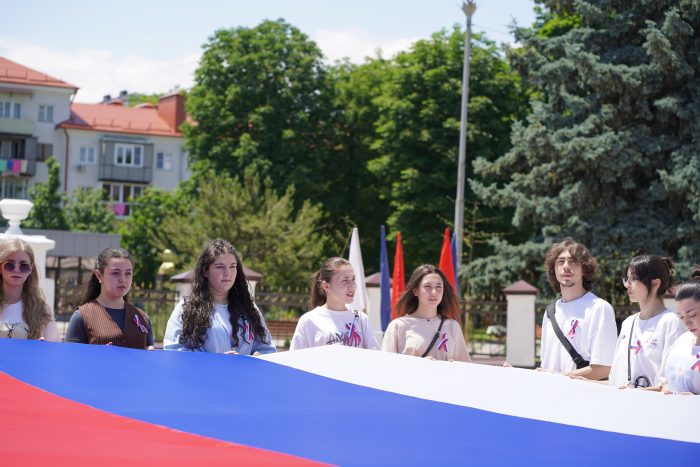 Молодежь КБГУ провела масштабный флешмоб ко Дню России