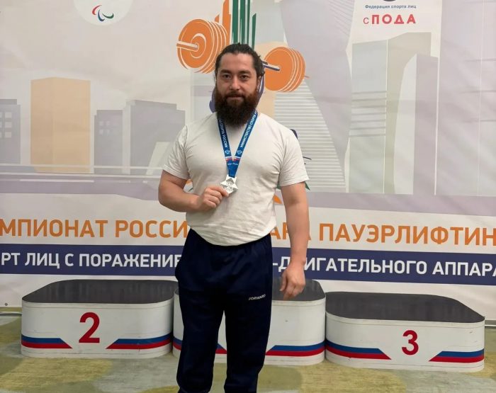 Двойной успех спортсменов КБГУ: тренер и его воспитанник завоевали медали на всероссийских соревнованиях по пауэрлифтингу