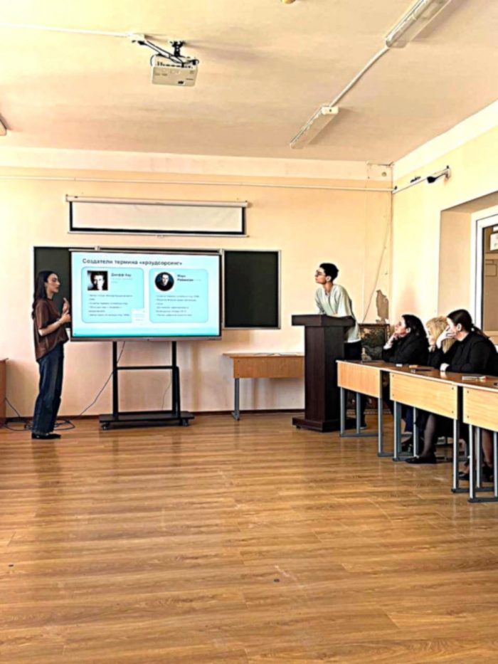 2.06.26 состоялось заседание круглого стола «Креатив в рекламе» в рамках работы Студенческого        научного кружка «Менеджмент и маркетинг ХХI века» ИМТ и ИГ КБГУ