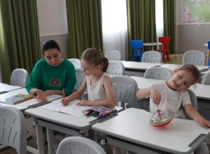 Мама на работе — дети в надежных руках: как в КБГУ функционируют комнаты матери и ребенка