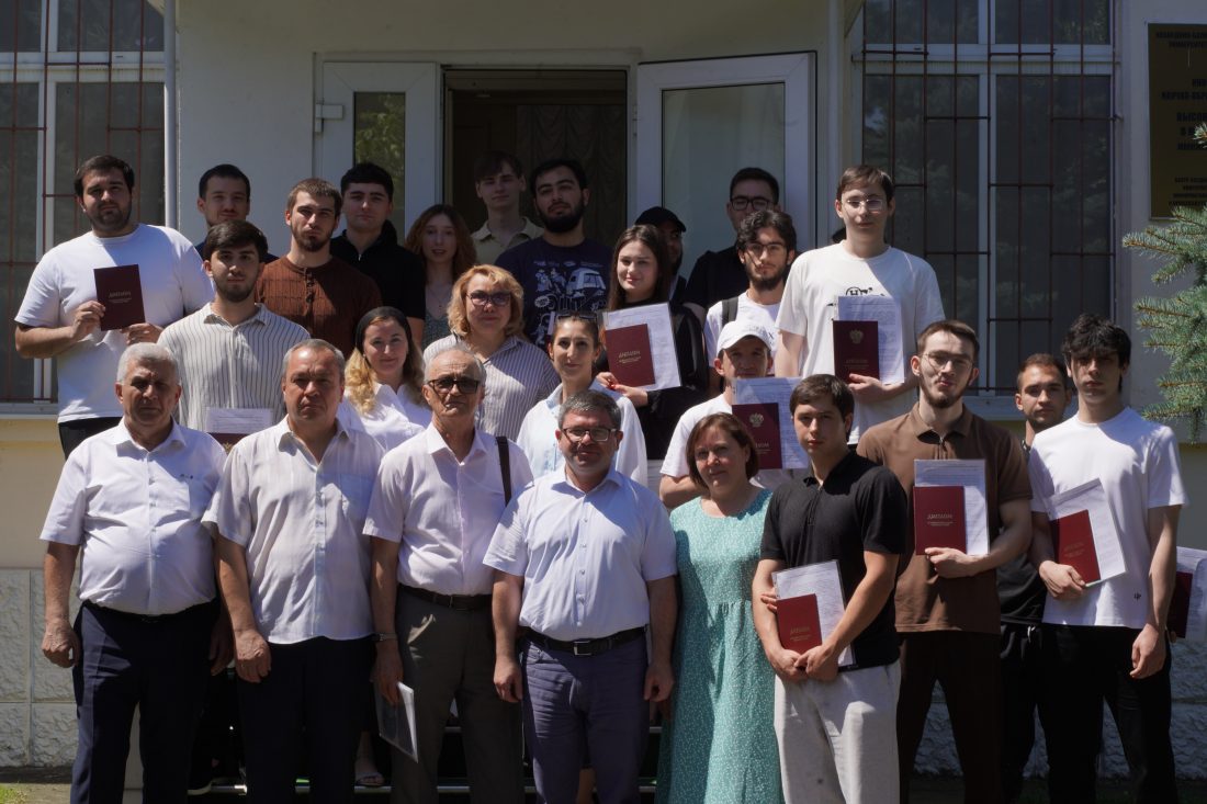 В КБГУ выпускники Института электроники, робототехники и ИИ получили дипломы инженеров-метрологов