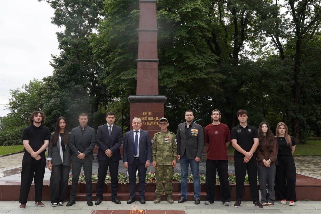 Сотрудники и студенты КБГУ почтили память детей — жертв войны в Донбассе