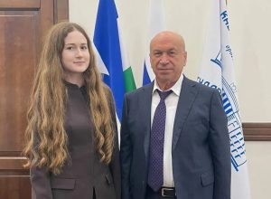 КБГУ поддерживает инициативную молодежь: встреча и.о. ректора Юрия Альтудова с первокурсницей ИЭРиИИ Анастасией Костиной