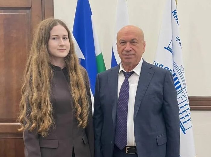 КБГУ поддерживает инициативную молодежь: встреча и.о. ректора Юрия Альтудова с первокурсницей ИЭРиИИ Анастасией Костиной